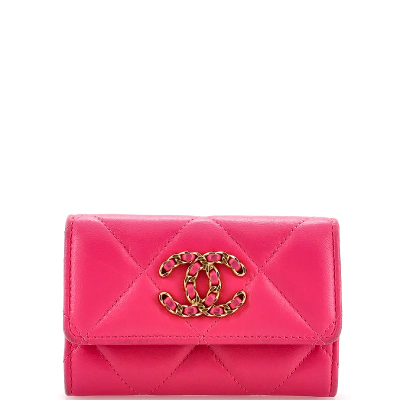 Women's money clip for a sporty - chic outfit​19 Flap Card Case Quilted Leather