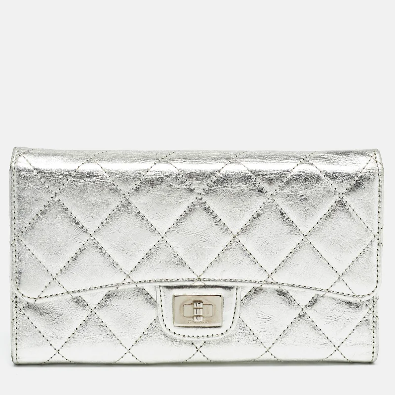 Lightweight women's money clip for everyday use​Chanel Silver Quilted Patent Leather Reissue Continental Wallet
