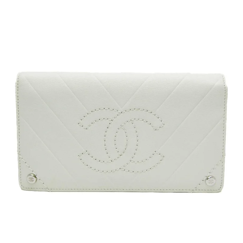 Compact women's money clip for small pursesChanel V-Stich Leather Wallet (Pre-Owned) Compact women's money clip for small pursesChanel V-Stich Leather Wallet (Pre-Owned)