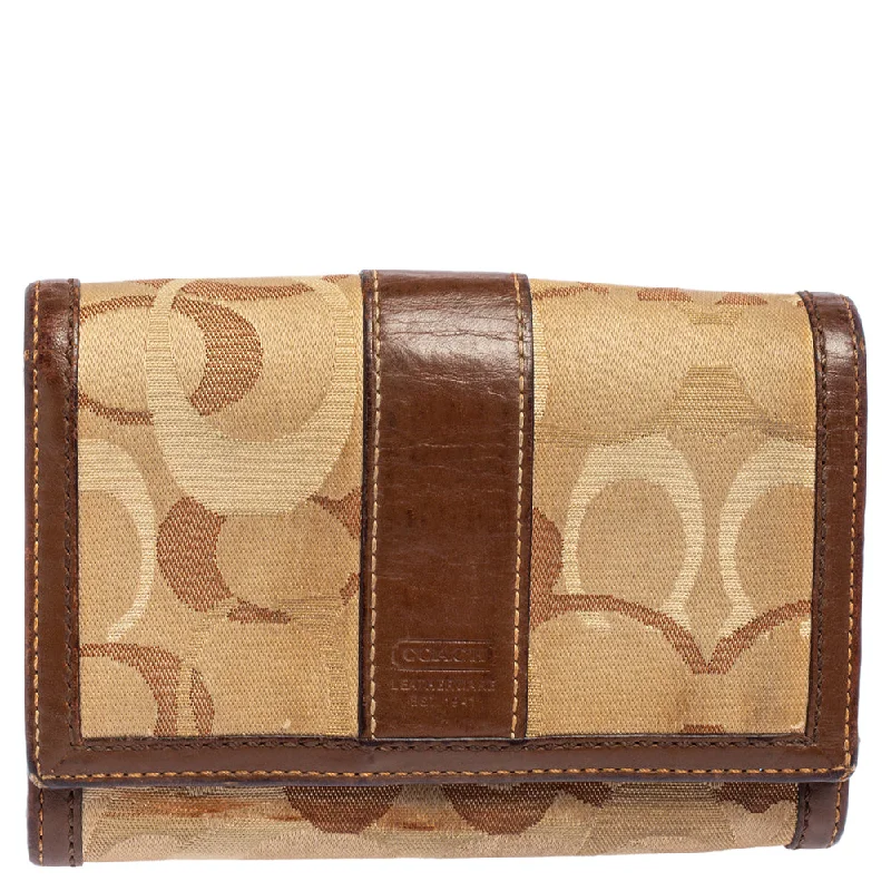 Women's money clip for a sporty - chic outfit​Coach Beige/brown Signature Canvas And Leather Compact Wallet