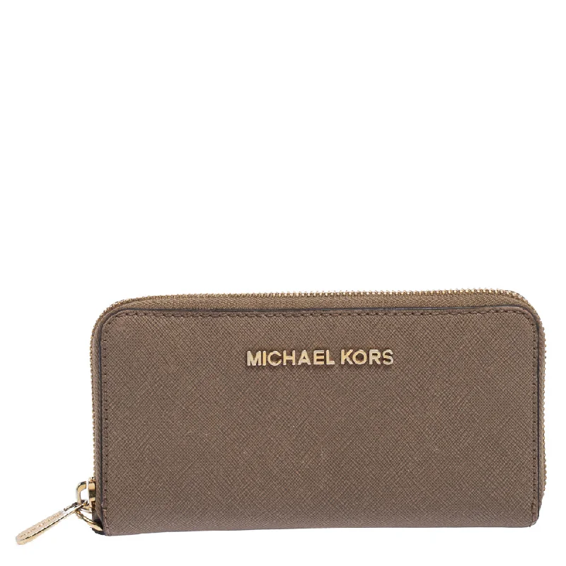 Women's money clip with a quilted textureMichael Kors Beige Leather Zip Around Wristlet Wallet.. Women's money clip with a quilted textureMichael Kors Beige Leather Zip Around Wristlet Wallet..