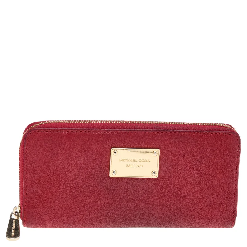 Stylish women's money clip for business meetingsMichael Kors Red Leather Jet Set Zip Around Wallet.. Stylish women's money clip for business meetingsMichael Kors Red Leather Jet Set Zip Around Wallet..