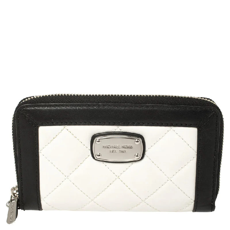 Women's money clip with a detachable charm​Michael Kors White/black Quilted Leather Wristlet Wallet
