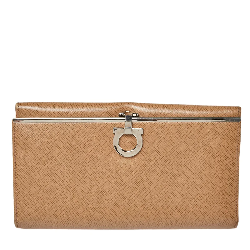 Women's money clip with a scalloped edgeSalvatore Ferragamo Beige Leather Gancini Icona Continental Wallet.. Women's money clip with a scalloped edgeSalvatore Ferragamo Beige Leather Gancini Icona Continental Wallet..