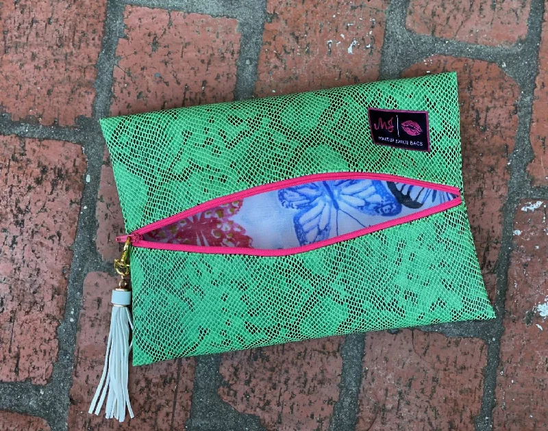 Women's money clip with a detachable charm​Secret Garden Bag In Green