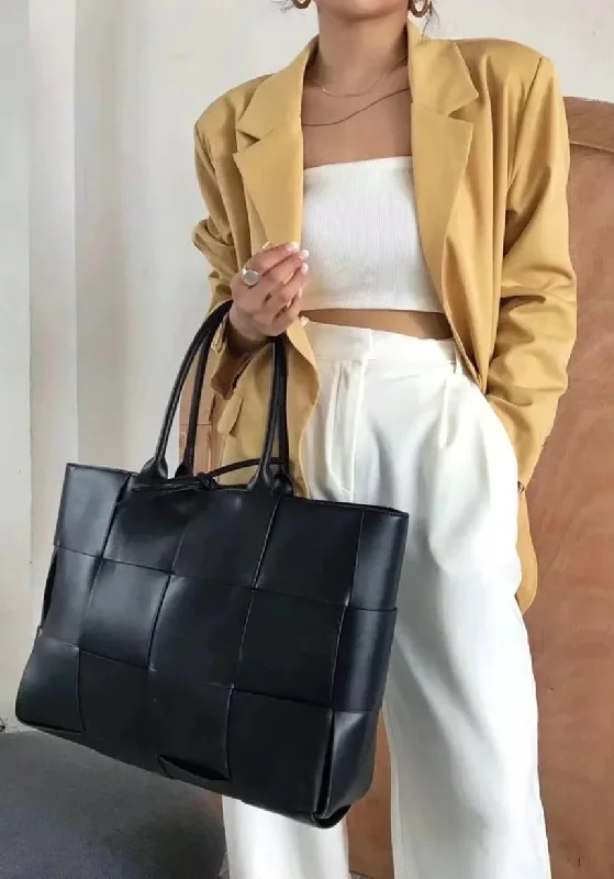 Women's Tote Bag with Inner Compartments in Gray for Organizing Everyday EssentialsQuilted Elegant Large Leather Tote Bag Women's Tote Bag with Inner Compartments in Gray for Organizing Everyday EssentialsQuilted Elegant Large Leather Tote Bag