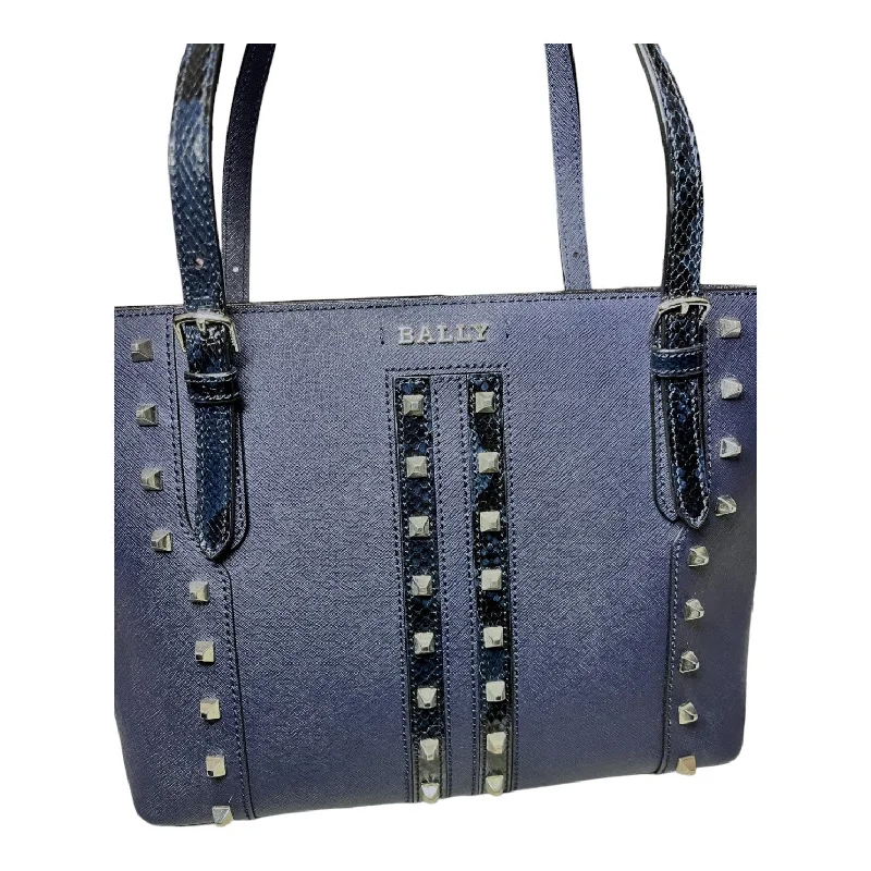 Embroidered Tote Bag in Beige with Floral Motifs for a Boho - Chic VibeBally Supra 6219158 Ladies Blue Leather Grained Tote Bag Embroidered Tote Bag in Beige with Floral Motifs for a Boho - Chic VibeBally Supra 6219158 Ladies Blue Leather Grained Tote Bag