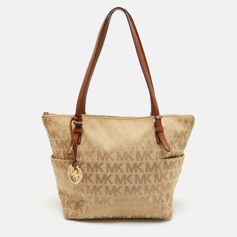 Geometric - Printed Tote Bag in Multicolor for a Contemporary and Trendy OutfitMichael Kors Beige/brown Signature Canvas And Leather Jet Set Top Zip Tote Geometric - Printed Tote Bag in Multicolor for a Contemporary and Trendy OutfitMichael Kors Beige/brown Signature Canvas And Leather Jet Set Top Zip Tote