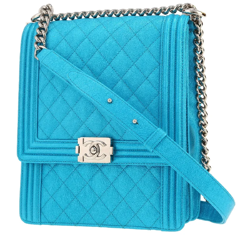 Women's Shoulder Bag with Faux Fur Strap in White for Winter StyleChanel Boy shoulder bag in blue quilted leather