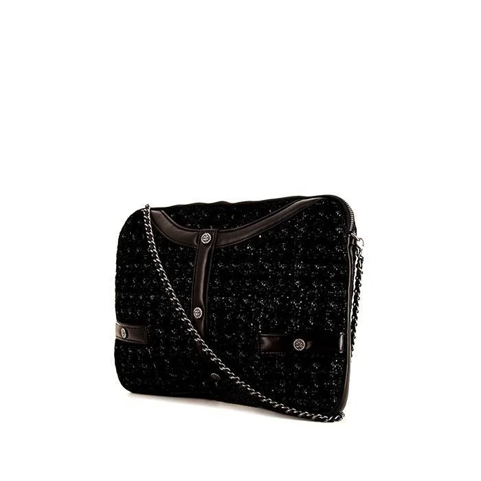 Printed Silk Shoulder Bag in Red for a Pop of ColorChanel Editions Limitées shoulder bag in black tweed and black leather Printed Silk Shoulder Bag in Red for a Pop of ColorChanel Editions Limitées shoulder bag in black tweed and black leather