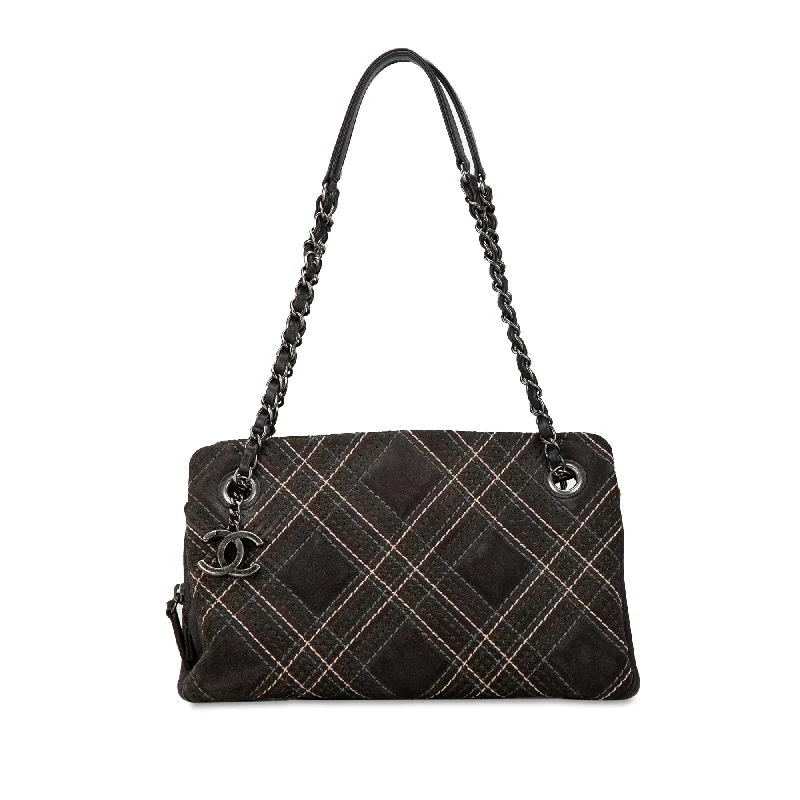Shoulder Bag with Chain Strap in Silver for a Trendy AppearanceGray Chanel Suede Paris-Edinburgh Saltire Shoulder Bag