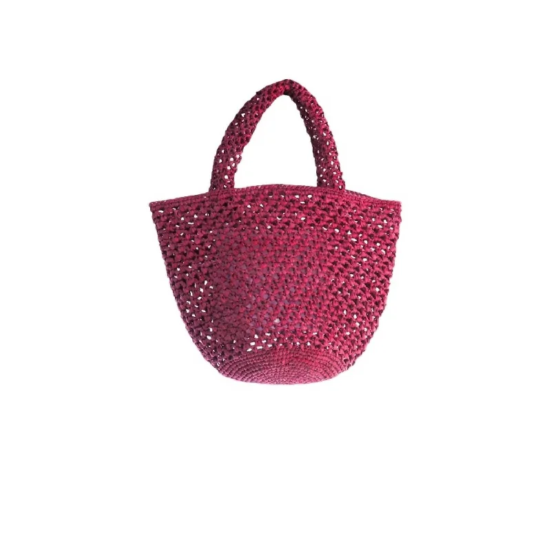 Leather Shoulder Bag with Magnetic Closure in Black for Quick AccessOpenwork Raffia Basket Bag In Hot Pink