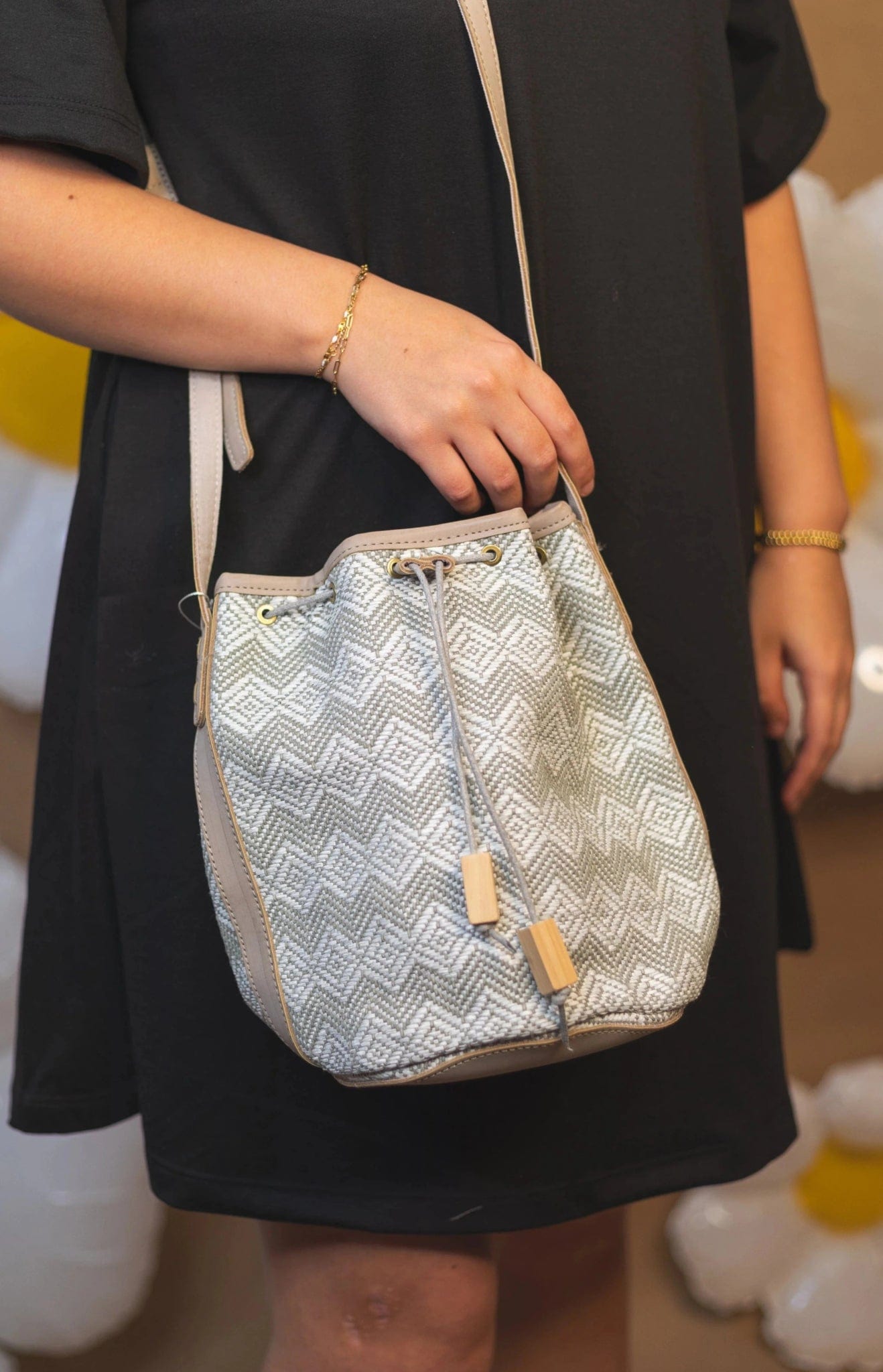 Quilted Leather Crossbody Bag in Cream for a Classic and Elegant AppearanceM2063 Drawstring Natural Woven Straw Bucket Crossbody